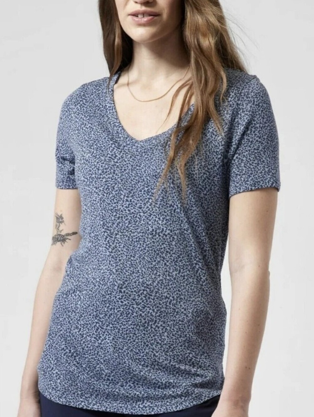 NWOT Athleta Blue Micro Cheetah V-Neck Short-Sleeve Tee Rounded Hem Size Large